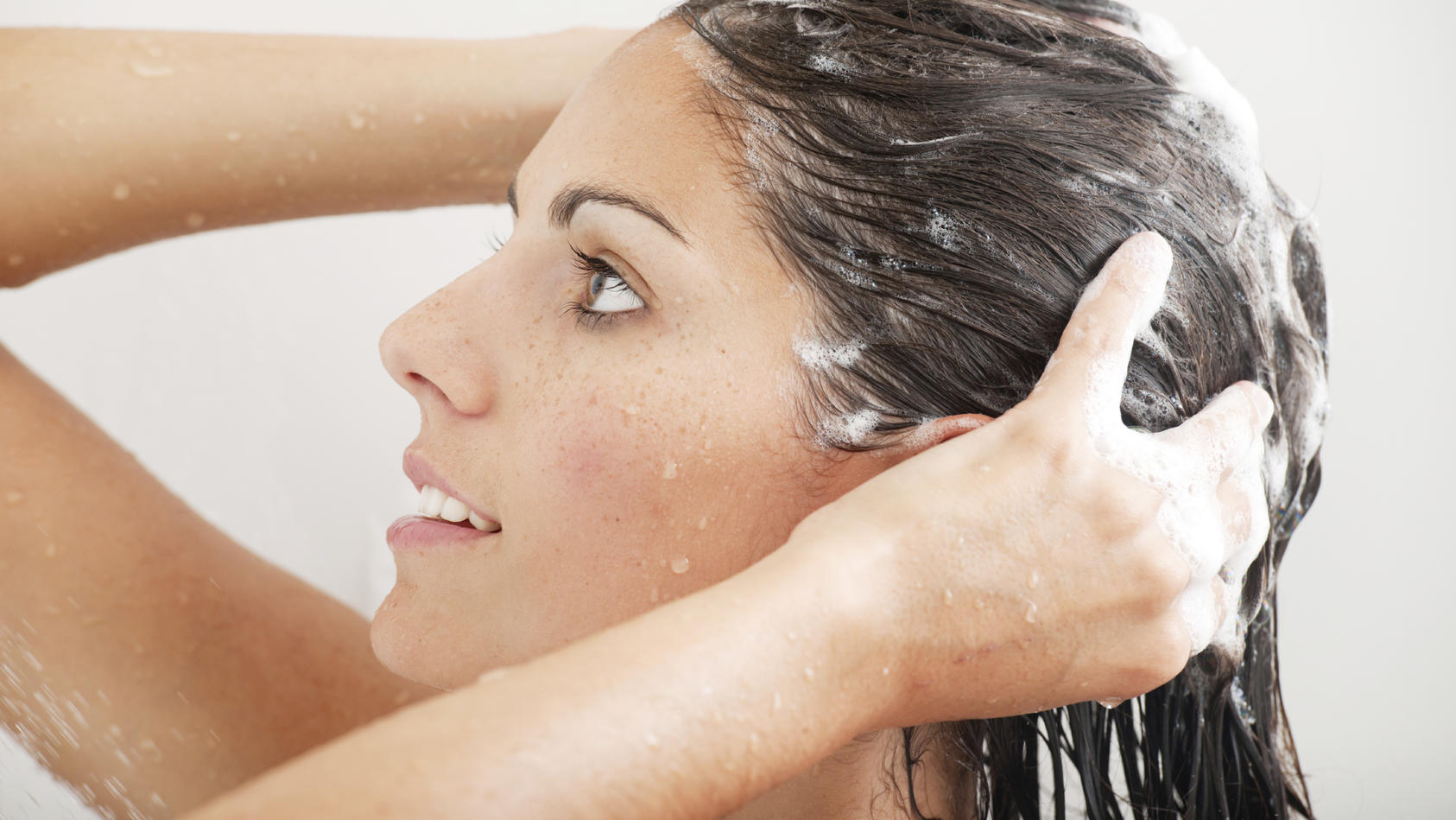 Inhaltsstoffe in Cremes, Seren und Masken für die Haut können auch bei der Haarpflege eingesetzt werden.