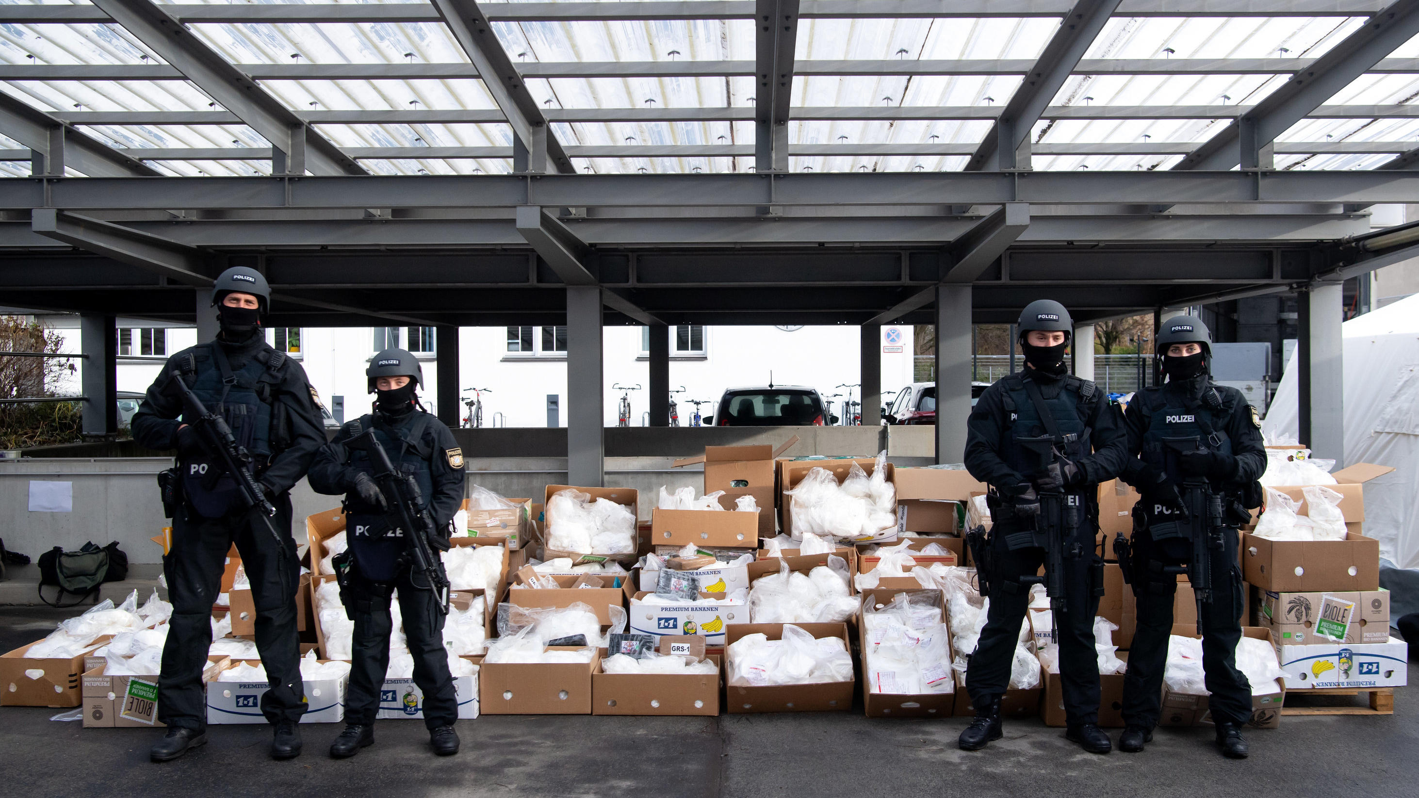 Größter Fund in Sachsen: Mitarbeiter finden 700 Kilo Kokain in  Zuckerlieferung - FOCUS online