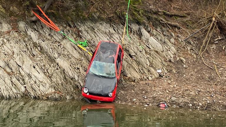 Der Fahrer des Wagens verstarb in seinem Auto, welches beim Eintreffen der Einsatzkräfte bereits vollständig unter Wasser war.