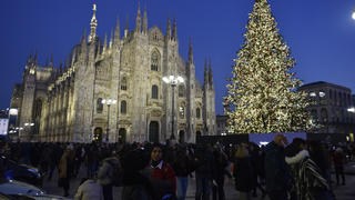 ARCHIV - 11.12.2021, Italien, Mailand: Blick auf den Domplatz mit dem Weihnachtsbaum und im Hintergrund der Mailänder Dom. Im Fall der sexuellen Übergriffe in der Silvesternacht in der norditalienischen Metropole Mailand ermittelt die Polizei gegen 18 Verdächtige. Es handle sich um italienische Staatsbürger, sagte ein Polizeisprecher der Deutschen Presse-Agentur am 12.01.2022 auf Nachfrage. Die Männer stehen im Verdacht, Frauen am Platz vor dem berühmten Mailänder Dom in der Nacht zum 1. Januar sexuell belästigt und genötigt zu haben. (zu dpa "Silvesternacht in Mailand: 18 Personen wegen Übergriffen verdächtig") Foto: Ervin Shulku/ZUMA Press Wire/dpa +++ dpa-Bildfunk +++
