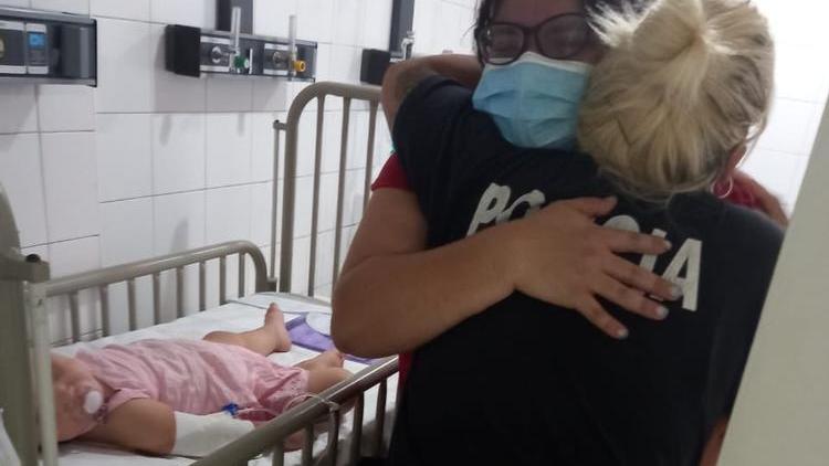 Glückliches Wiedersehen: Die Polzistin Laura Pagani hat ein kleines Mädchen vor dem Erstickungstod bewahrt. Im Krankenhaus schlossen Mutter und Pagani einander in die Arme.