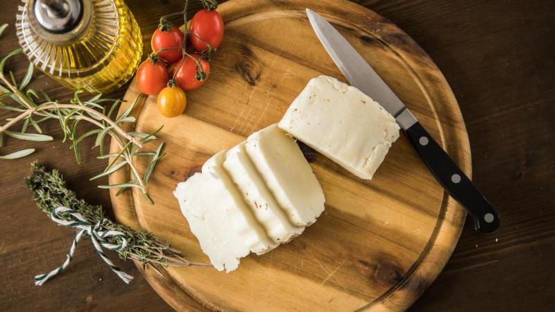Brat-, Grill- und Pfannenkäse können Käse aus Kuh-, Ziegen- oder Schafmilch sein. Der bekannteste ist der Halloumi, er muss zwingend in Zypern hergestellt werden. Foto: Christin Klose/dpa-tmn