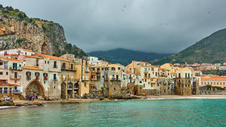 Bunte Häuser in Sizilien am Meer