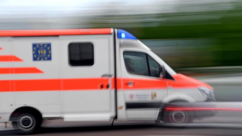 ein-krankenwagen-fahrt-mit-blaulicht-auf-einer-strae-foto-hendrik-schmidtdpa-zentralbildzbsymbolbild