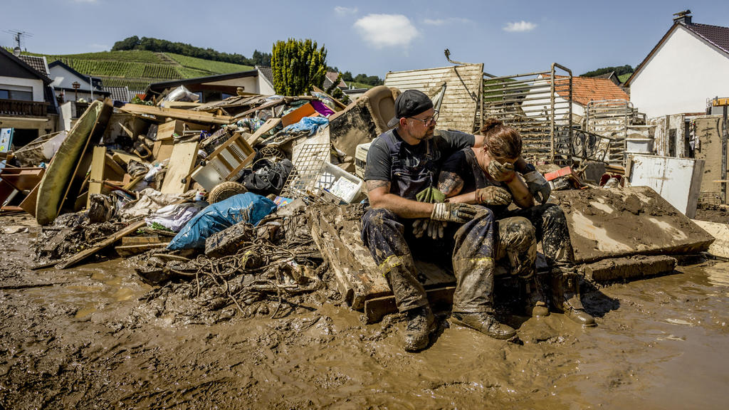 Andreas und Jessica Robrecht räumen das Haus ihrer Eltern nach der Flutkatastrophe.