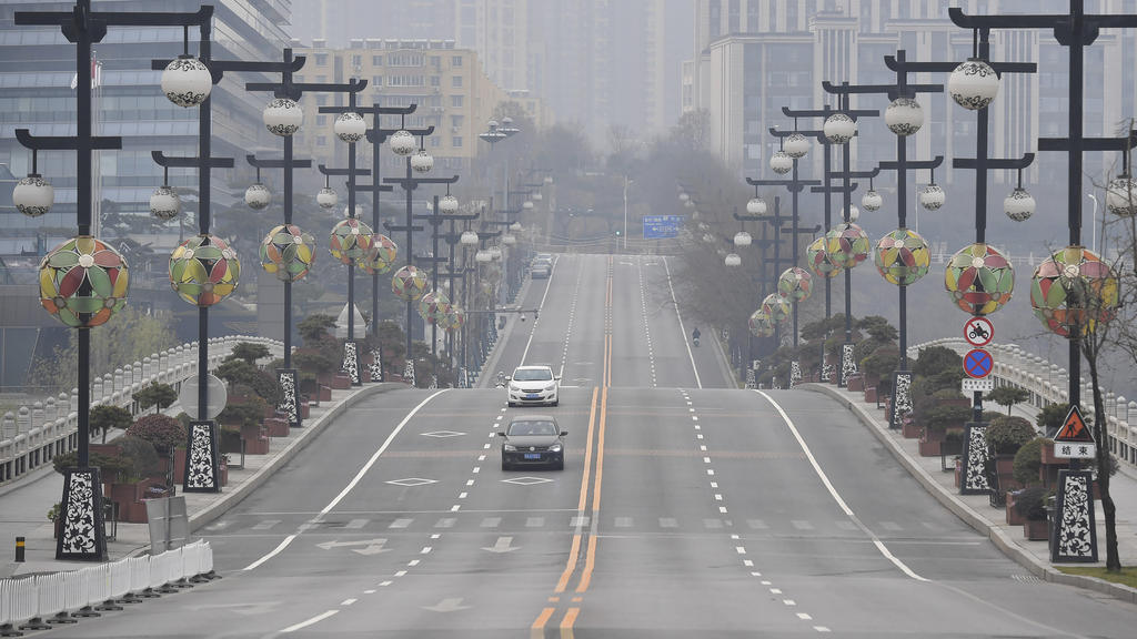 Auf diesem von der chinesischen Nachrichtenagentur Xinhua veröffentlichten Foto fahren Autos auf einer fast leeren Straße in Xi'an in der nordwestchinesischen Provinz Shaanxi. 