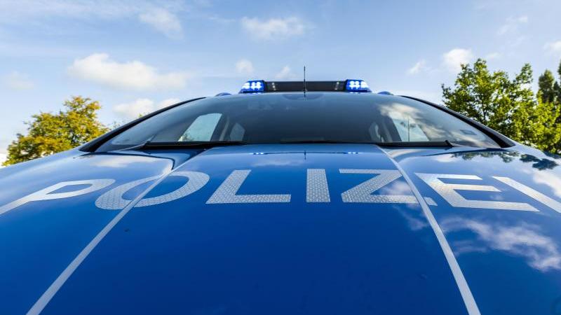 Auf der Motorhaube eines Streifenwagens steht der Schriftzug "Polizei". Foto: David Inderlied/dpa/Illustration
