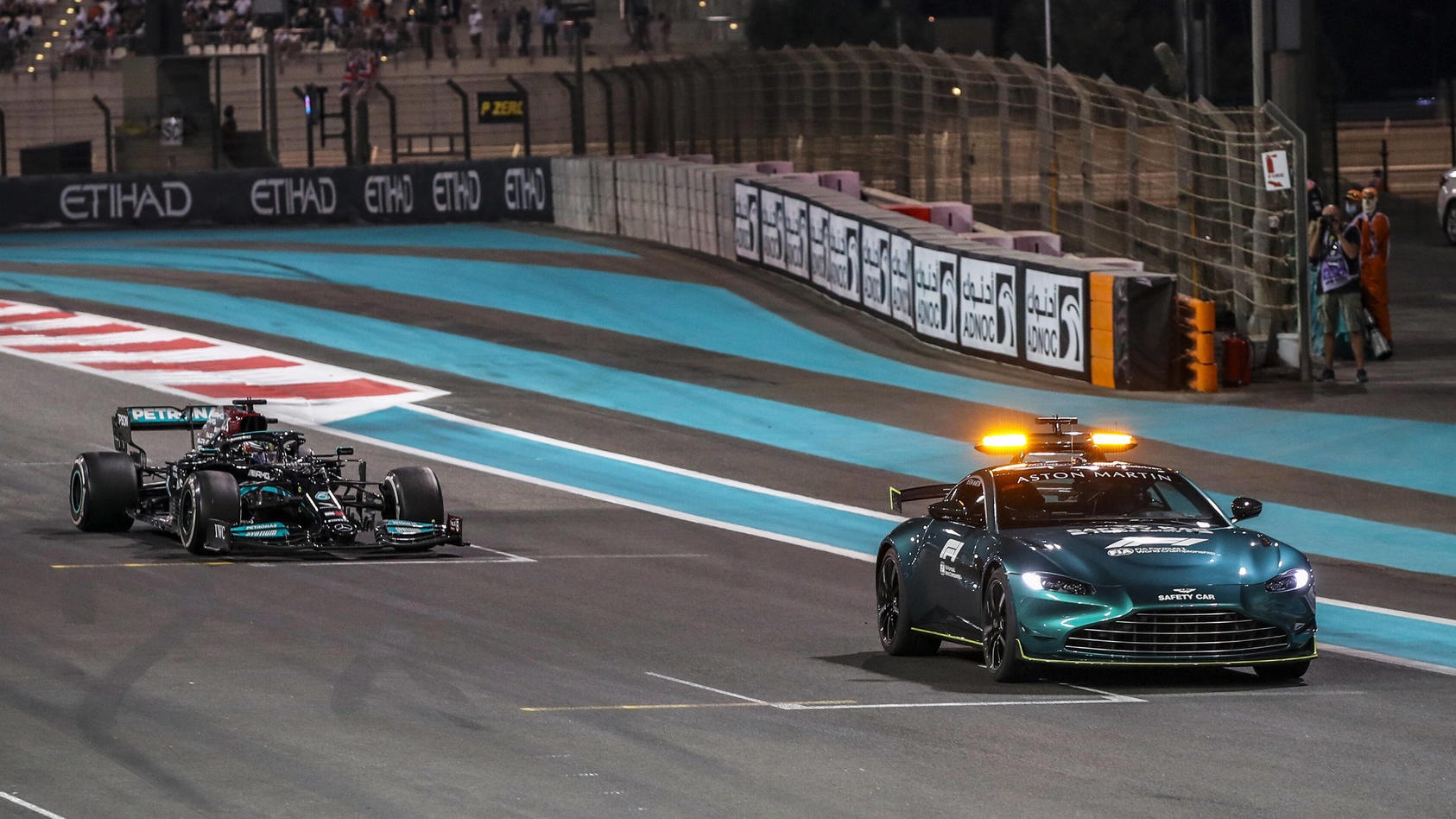 Eine Safety-Car-Phase kurz vor Ende des Rennens spielte ein entscheidende Rolle beim Saison-Finale in Abu Dhabi