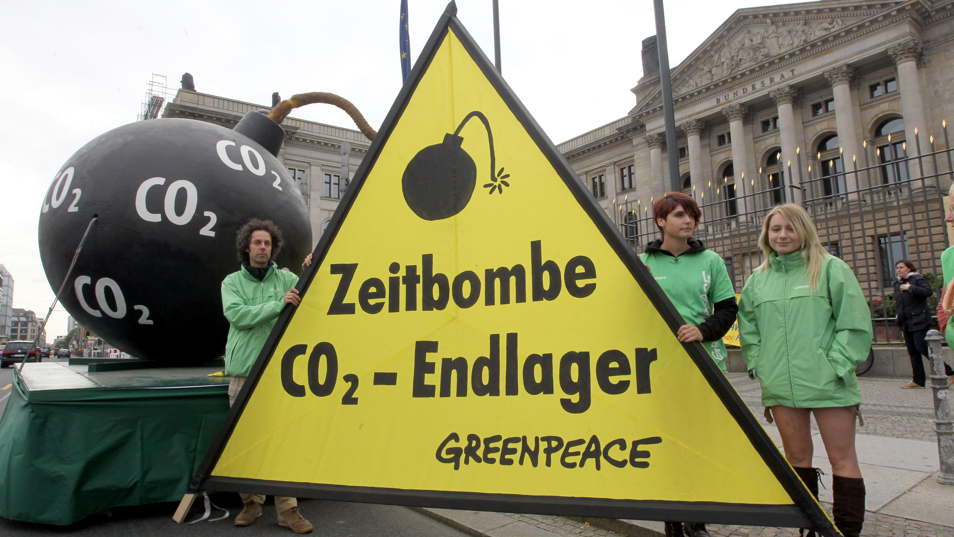 Umweltaktivisten von Greenpeace demonstrieren am Freitag (23.09.2011) vor dem Bundesrat in Berlin gegen CO2-Endlager in Deutschland. Der Bundesrat berät am Freitag u.a. über Käfighaltung bei Legehennen und über Kohlendioxid-Verpressung (CCS-Gesetz). 