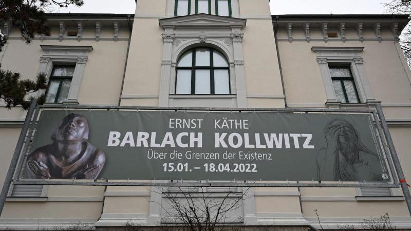 Ein Transparent zur Ausstellung "Ernst Barlach und Käthe Kollwitz „Über die Grenzen der Existenz“". Foto: Martin Schutt/dpa-Zentralbild/dpa