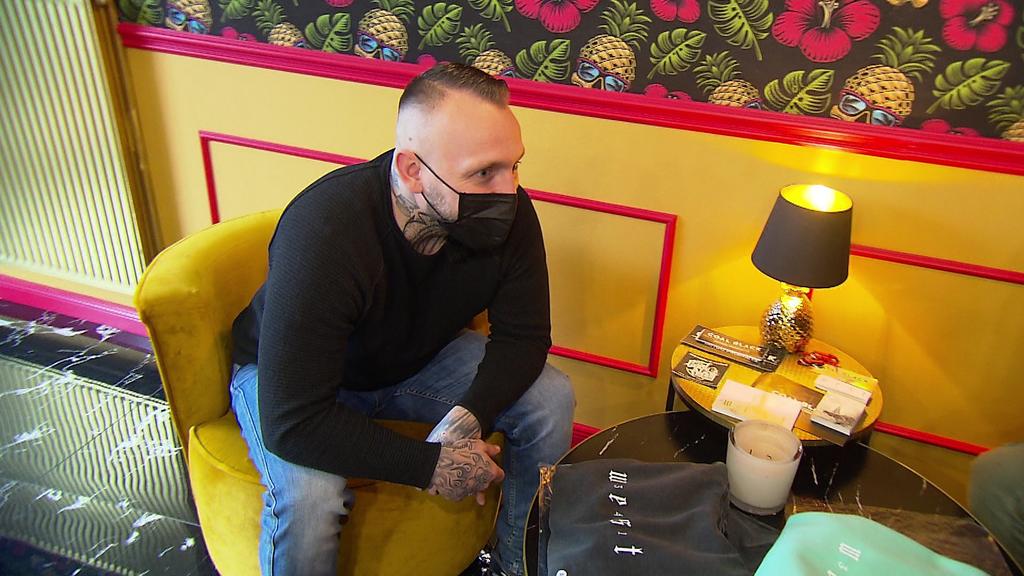 Mann gründet eine GbR für ein Tattoo-Studio