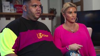 Katie Price trägt eine Kette mit einem "Baby-Anhänger".
