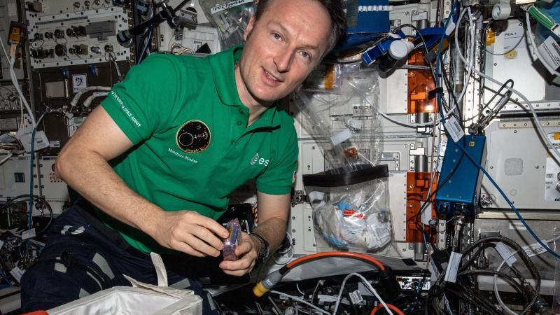 Der deutsche Esa-Astronaut Matthias Maurer baut das Microage-Experiment der britischen Raumfahrtbehörde und der Universität Liverpool auf. Foto: ESA/NASA-K.Barron/dpa/Bildarchiv