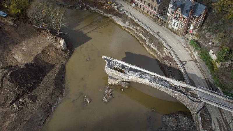 Die von der Flut zerstörte Eisenbahnbrücke über dem Fluss Ahr in Altenahr. Foto: Boris Roessler/dpa/Bildarchiv