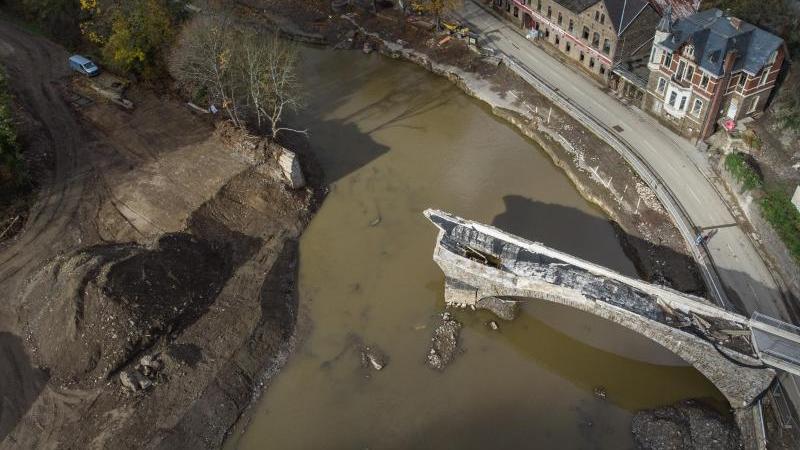 Die von der Flut zerstörte Eisenbahnbrücke über dem Fluss Ahr in Altenahr. Foto: Boris Roessler/dpa/Archiv