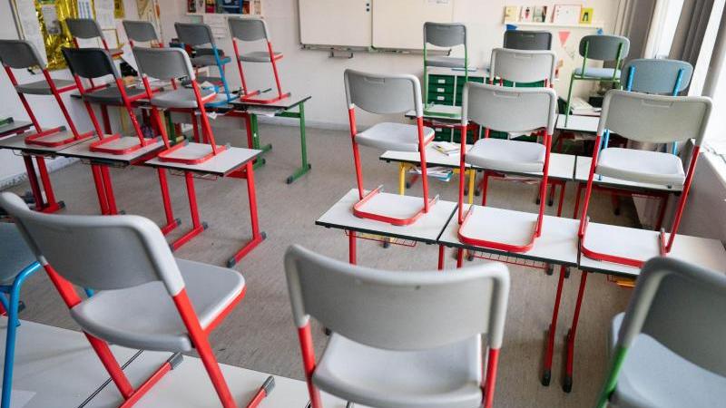 Stühle stehen in einer Schule im Berliner Stadtteil Friedenau auf den Tischen. Foto: Kay Nietfeld/dpa/Archivbild