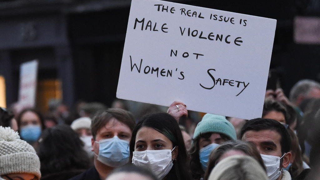 In Dublin drückten viele Menschen ihre Anteilnahme aus und demonstrierten gegen Gewalt an Frauen.