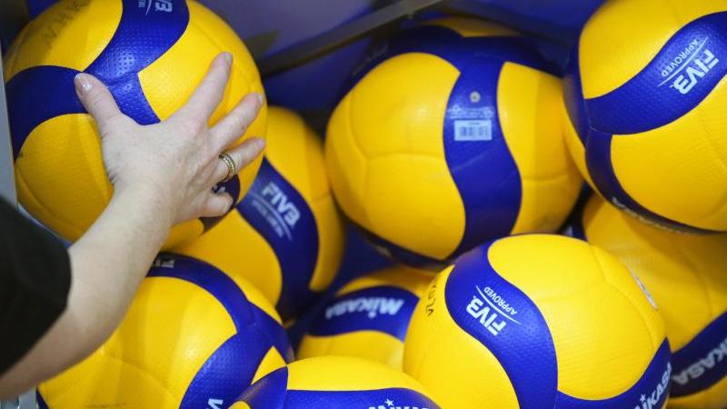 Volleyball-Spielbälle liegen auf einem Haufen. Foto: Soeren Stache/dpa-Zentralbild/dpa/Symbolbild
