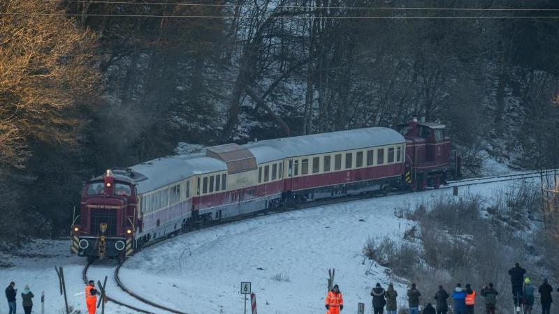 Eisenbahnfans stehen bei Hohenfels, als der Zug Rheingold mit zwei Rangierloks eine Pause einlegt. Foto: Harald Tittel/dpa