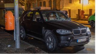 Ein BMW steht in einer dunklen Straße in Berlin