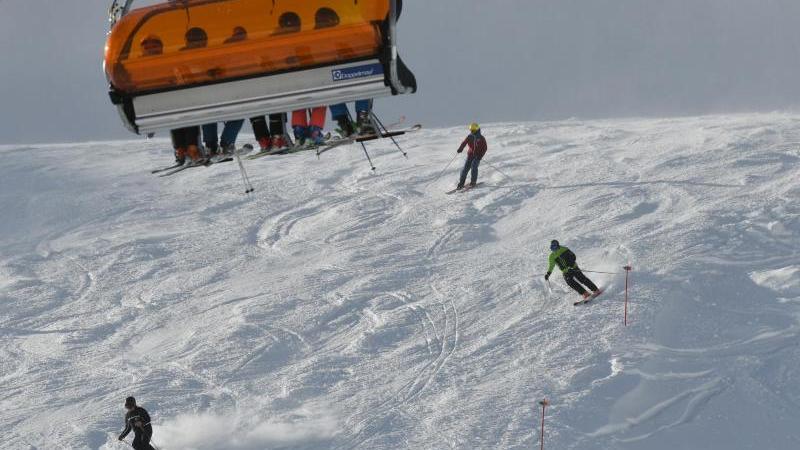 skifahrer-fahren-auf-der-zugspitze-ein-skipiste-hinunter-symbolfoto