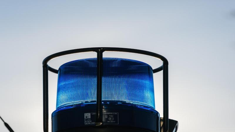 ein-blaulicht-auf-dem-dach-eines-einsatzfahrzeugs-der-feuerwehr-foto-philipp-von-ditfurthdpasymbolbild
