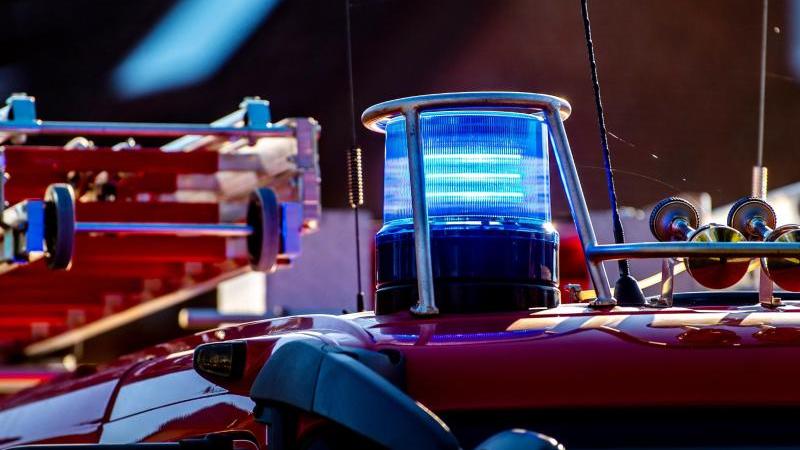 auf-dem-dach-eines-einsatzfahrzeugs-der-feuerwehr-leuchtet-ein-blaulicht-foto-david-inderlieddpasymbolbild