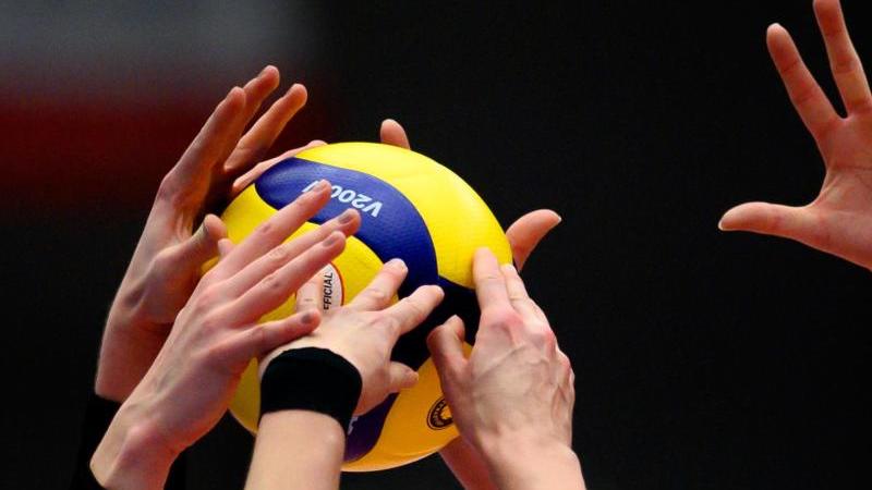 volleyballspielerinnen-am-ball-foto-robert-michaeldpa-zentralbilddpasymbolbild