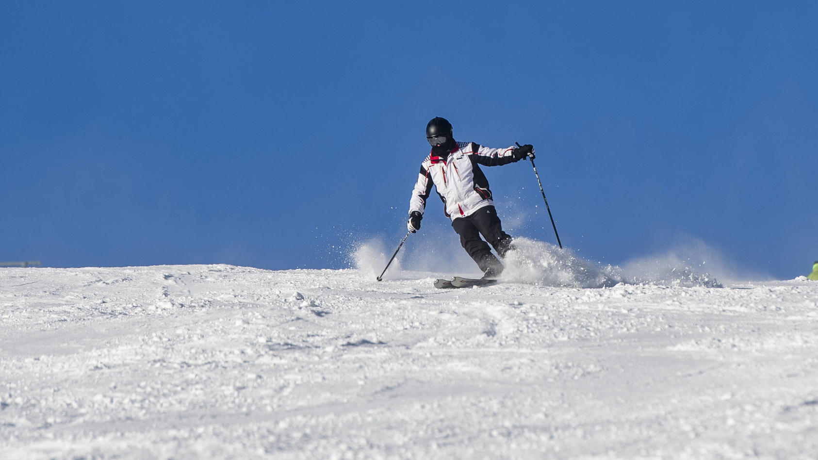 skifahrer-rast-in-madchen-tot-symbolfoto