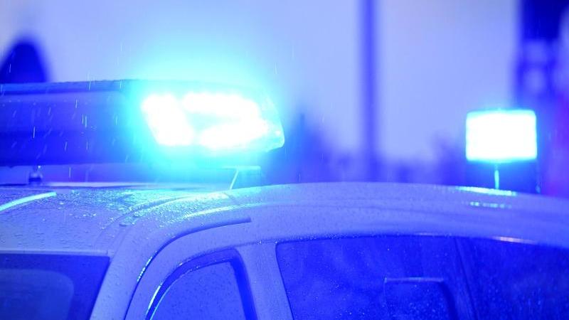 blaulichter-leuchten-auf-dem-dach-eines-polizeifahrzeugs-foto-carsten-rehderdpasymbolbild