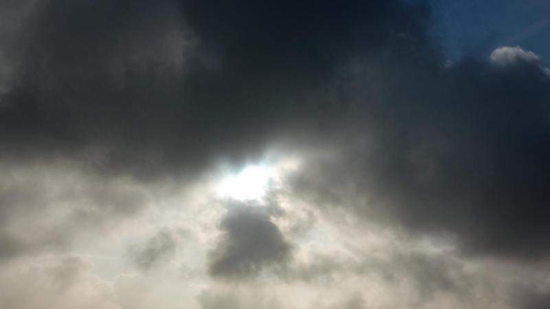die-sonne-kommt-nur-kurzzeitig-hinter-einer-dunklen-wolkendecke-hervor-foto-jens-kalaenedpa-zentralbildzbsymbolbild