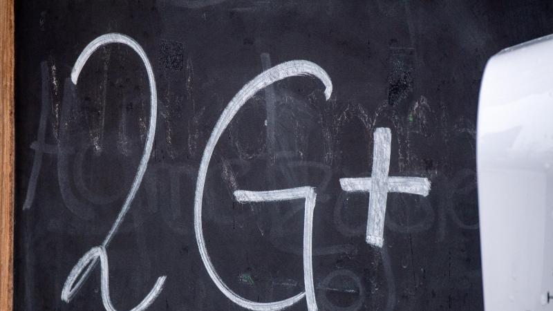 "2G+" steht auf einer Tafel vor einer Gaststätte. Foto: Stefan Sauer/dpa/Symbolbild