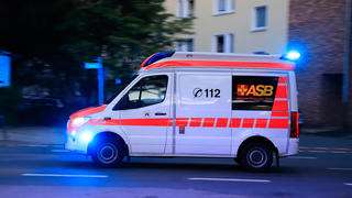  Krankenwagen/Rettungswagen auf Alarmfahrt Ein Krankenwagen/Rettungswagen, Arbeiter-Samariter-Bund auf Alarmfahrt in Essen. NRW *** Ambulance rescue vehicle on alarm drive An ambulance rescue vehicle, Arbeiter Samariter Bund on alarm drive in Essen NRW