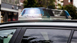 Bamberg, Deutschland 28. April 2021: Einsatzfahrzeug der Polizei mit Blaulicht. Bayern *** Bamberg, Germany 28 April 2021 police car with blue light Bavaria Copyright: xFotostandx/xK.xSchmittx 