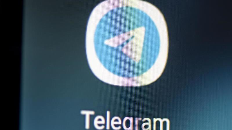 auf-dem-bildschirm-eines-smartphones-sieht-man-das-logo-der-messenger-app-telegram