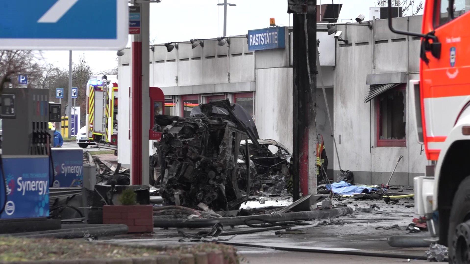 Germesheim: Unbekannter zerstört Auto auf Parkplatz von Hela-Baumarkt