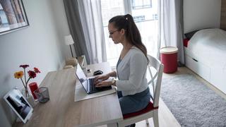 Eine Frau arbeitet in ihrer Wohnung
