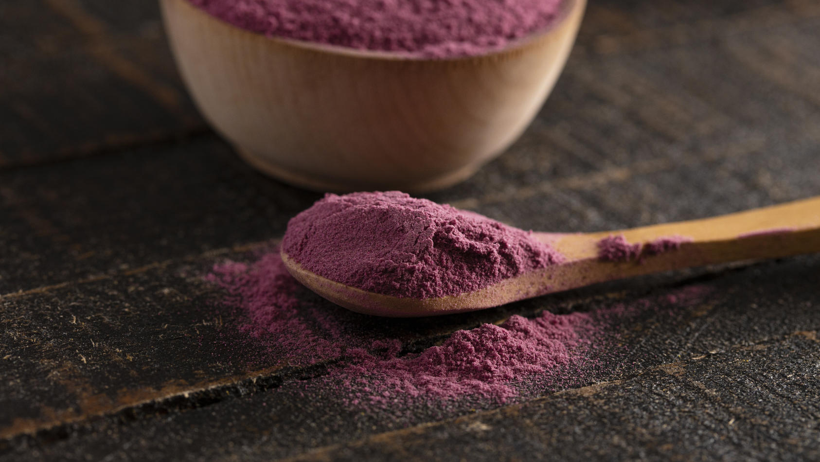 acai-pulver-wertet-jede-smoothie-bowl-dank-seiner-prachtigen-violetten-farbe-auf-und-schenkt-nebenbei-reichlich-vitamine-und-nahrstoffe