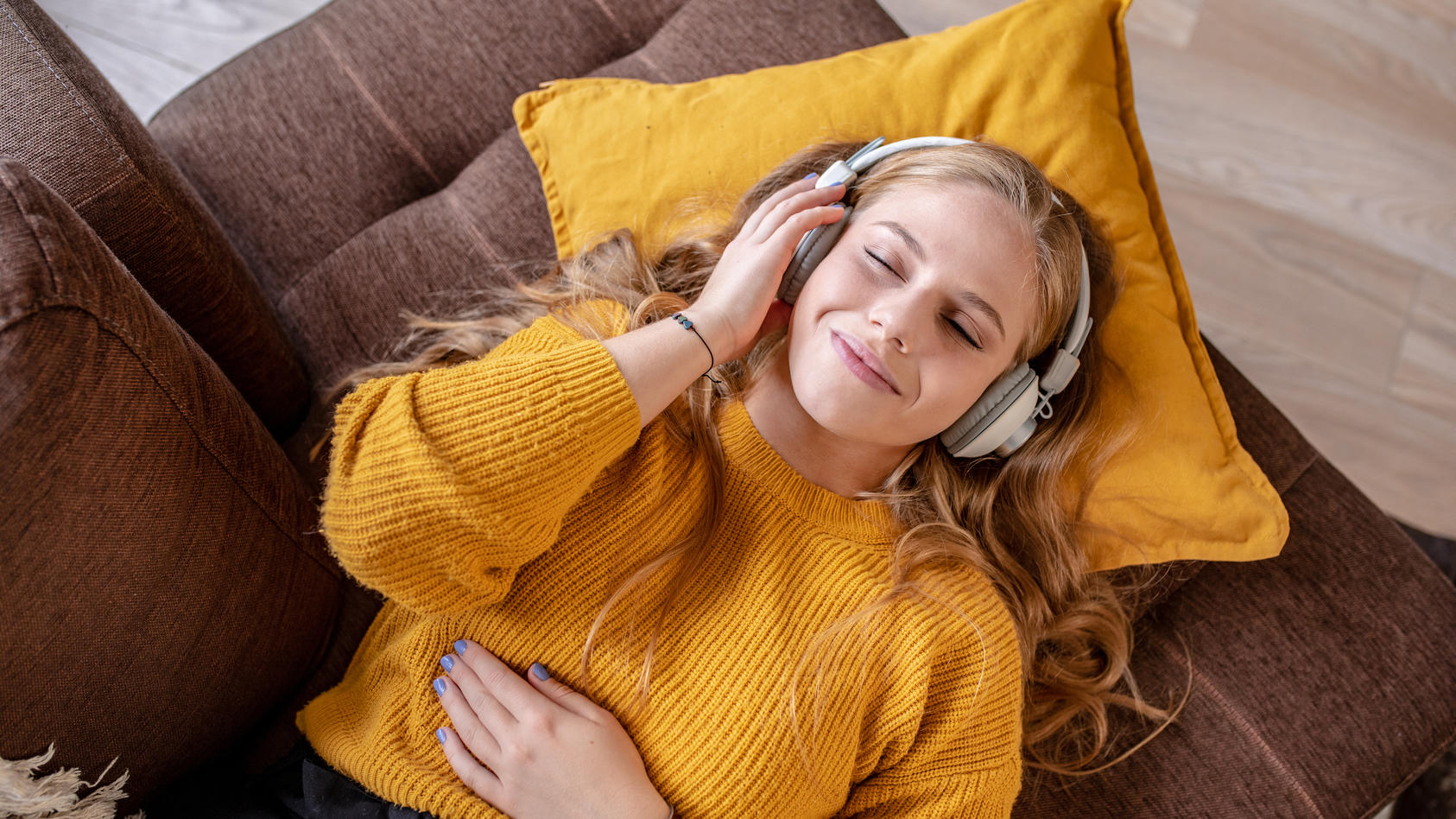 Eine Frau entspannt mit ihrer Lieblingsmusik.