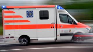 Ein Krankenwagen fährt mit Blaulicht zu einem Einsatz