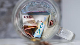  Feature Geld Geld in Form von Münzen und 10 / zehn Euro, 20 Euro Scheinen liegt auf einer Ablagefläche. Foto: Wedel/Kirchner-Media Nordrhein-Westfalen Deutschland *** Feature Money Money in the form of coins and 10 ten euro, 20 euro notes lies on a shelf Photo Wedel Kirchner Media North Rhine Westphalia Germany Copyright: xWedel/Kirchner-Mediax