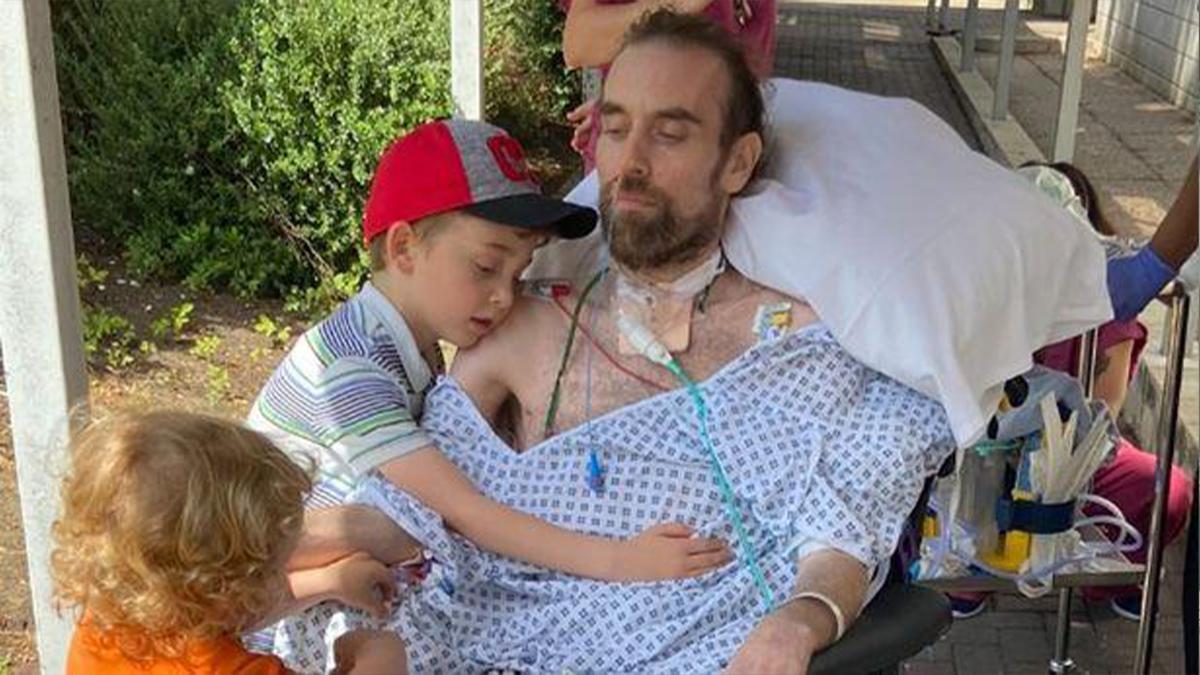 Familienvater Andrew Watts kann ein Jahr nach seiner Corona-Infektion wieder selbst atmen und laufen.