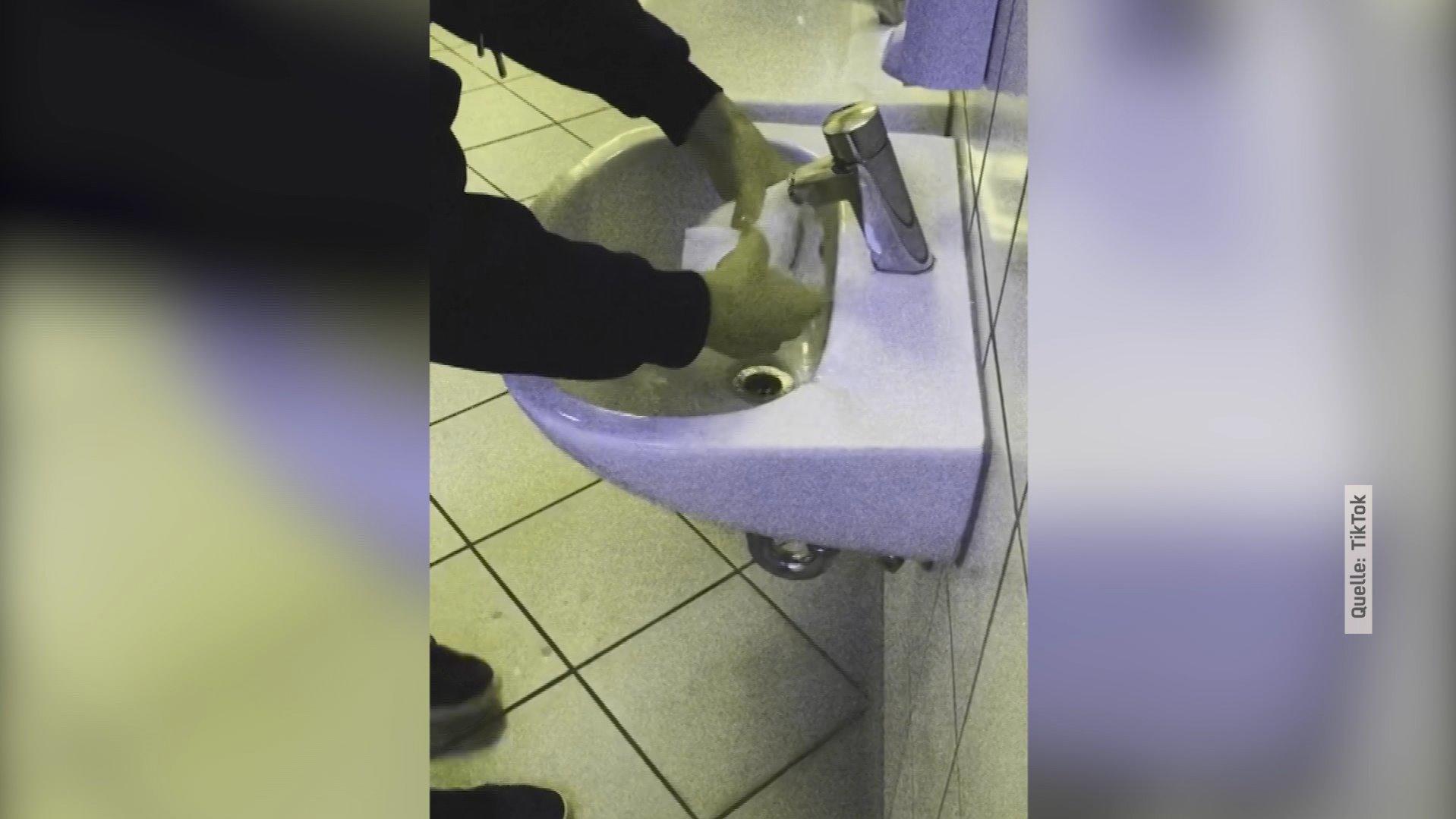 Dämliche Idee: Bei der TikTok-Challenge werden Klorollen nass gemacht und an die gekachelten Wände geworfen.