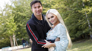  Daniela Katzenberger mit Ehemann Lucas Cordalis beim Fototermin zur der Präsentation ihres neuen Buches Die Mutti-Mafia - kann mich mal... gernhaben auf dem Spielplatz Mediapark. Köln, 13.07.202 *** Daniela Katzenberger with her husband Lucas Cordalis at the photo session for the presentation of her new book Die Mutti Mafia kann mich mal gernhaben haben on the playground Mediapark Köln, 13 07 202 Foto:xC.xHardtx/xFuturexImage