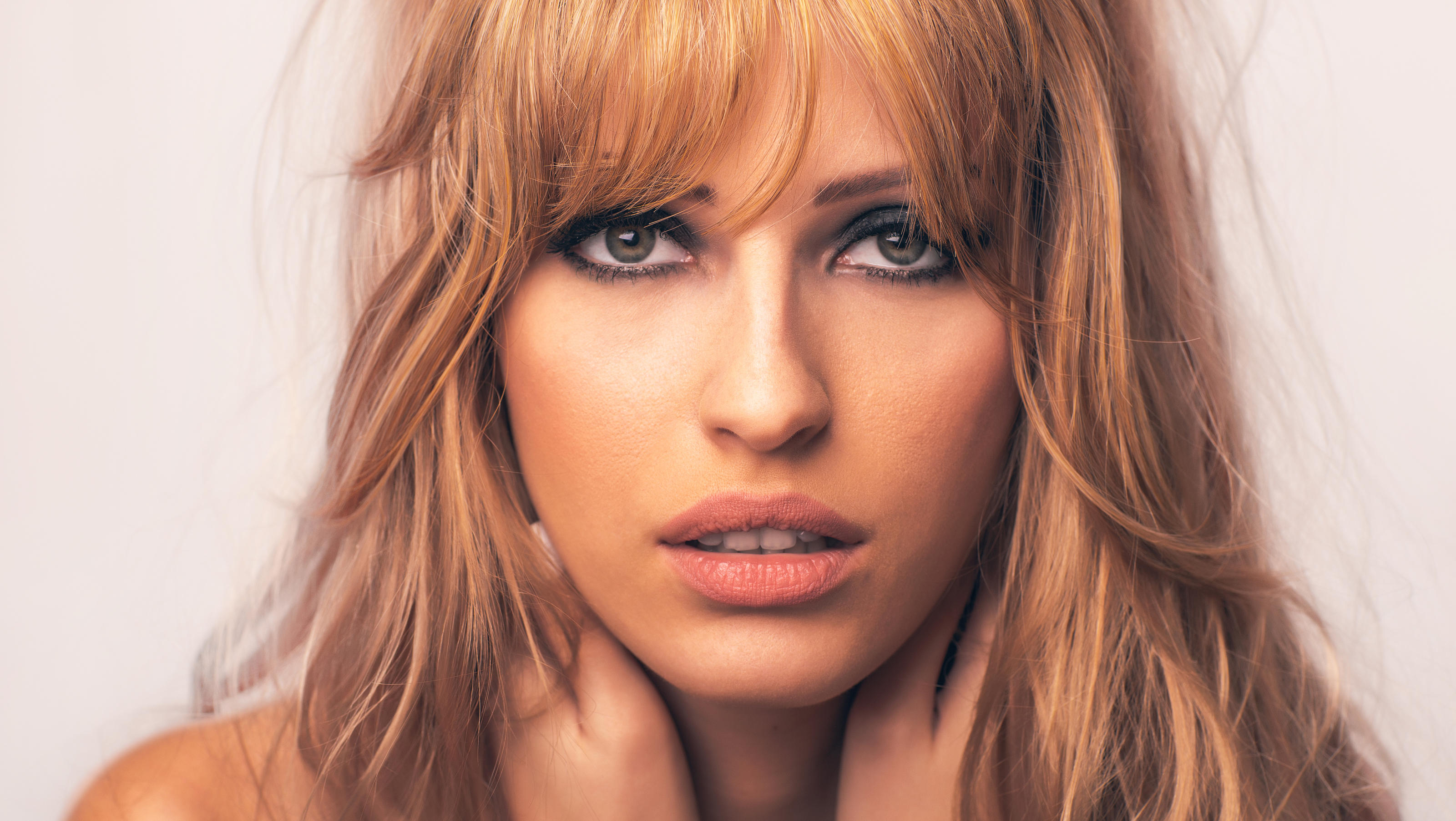 Model mit blonden Bottleneck Bangs.