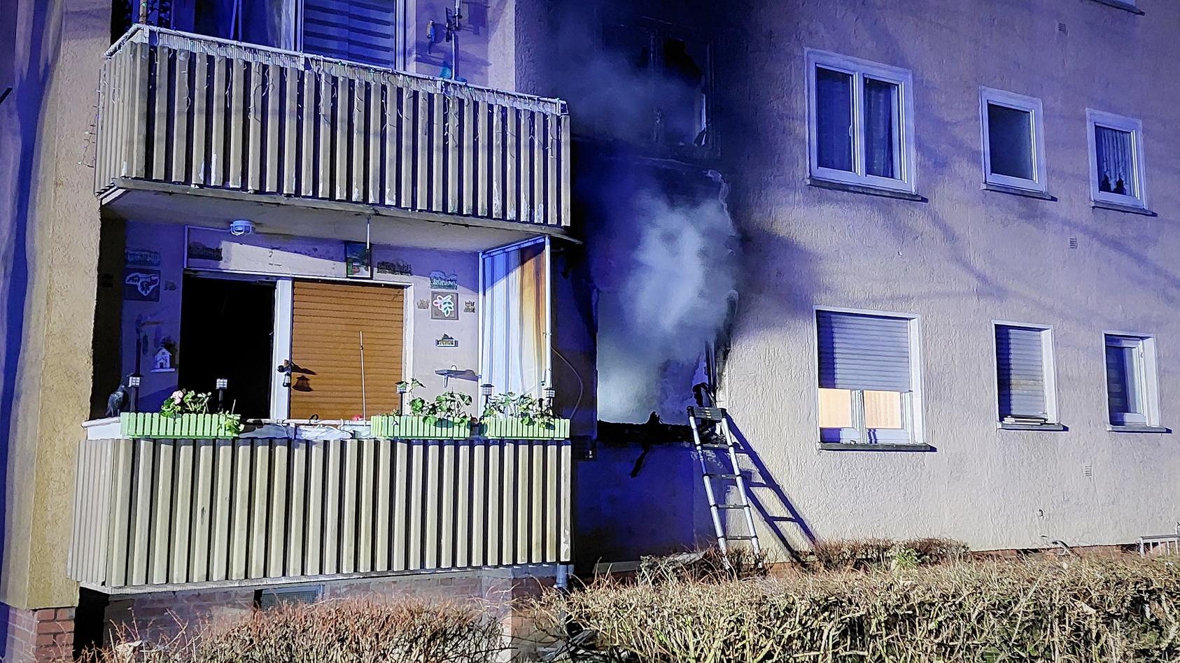 "Rauch aus verschlossener Wohnung" war die Alarmmeldung für die Kräfte der Berufs- und der Freiwilligen Feuerwehr und für den Rettungsdienst.