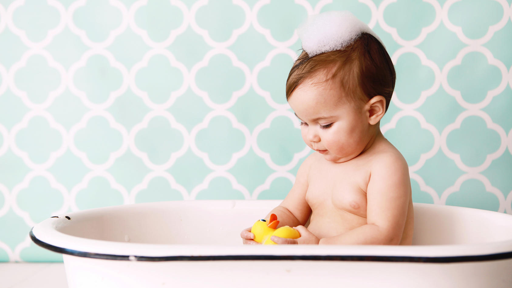 In der Baby-Badewanne gilt: Weniger ist mehr. Tipps für die richtige Babypflege.