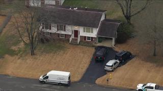 In diesem Haus n Pomfret, Maryland findet die Polizei eine Leiche und über 100 lebende Schlangen.