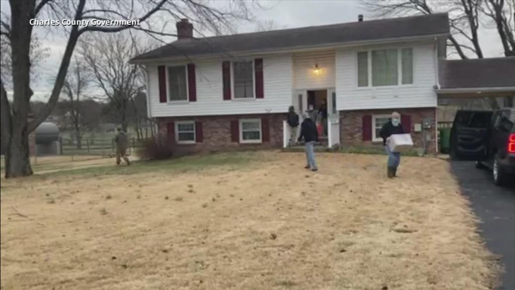 Experten aus North Carolina und Virginia helfen bei der Rettung der Reptilien aus dem Haus.