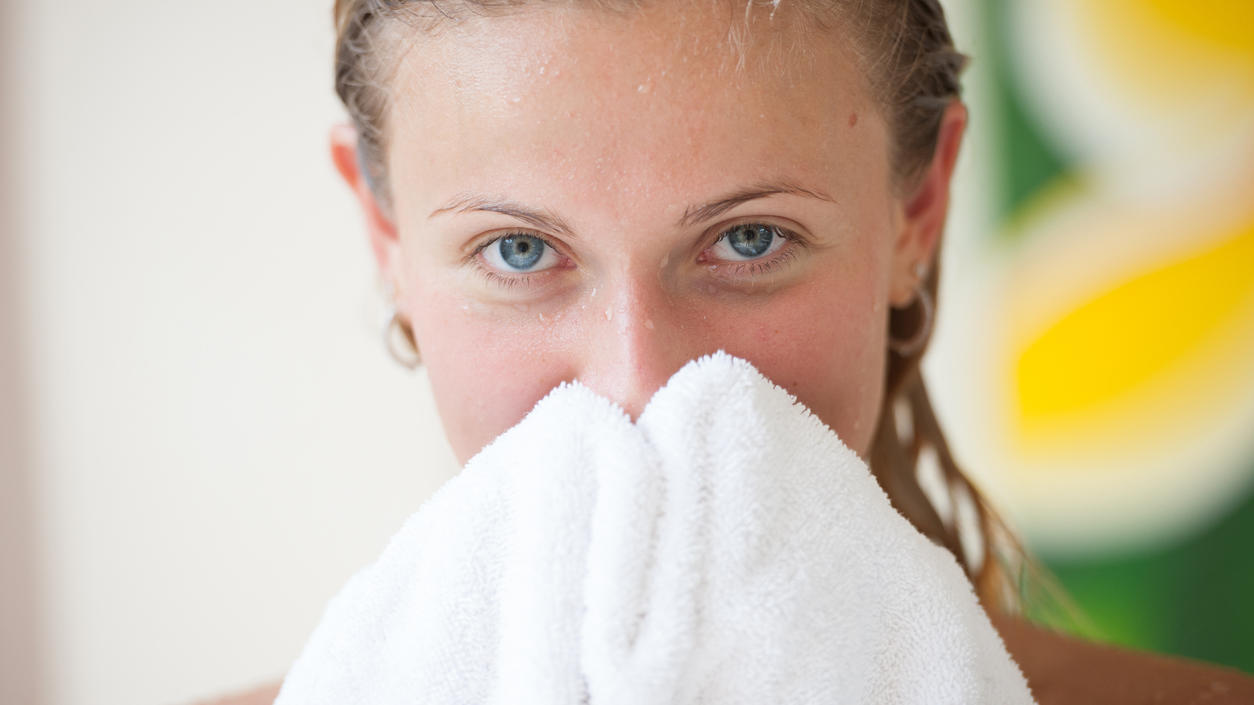 Auch wenn Handtücher auf den ersten Blick sauber erscheinen, können sich zahlreiche Keime darin tummeln.